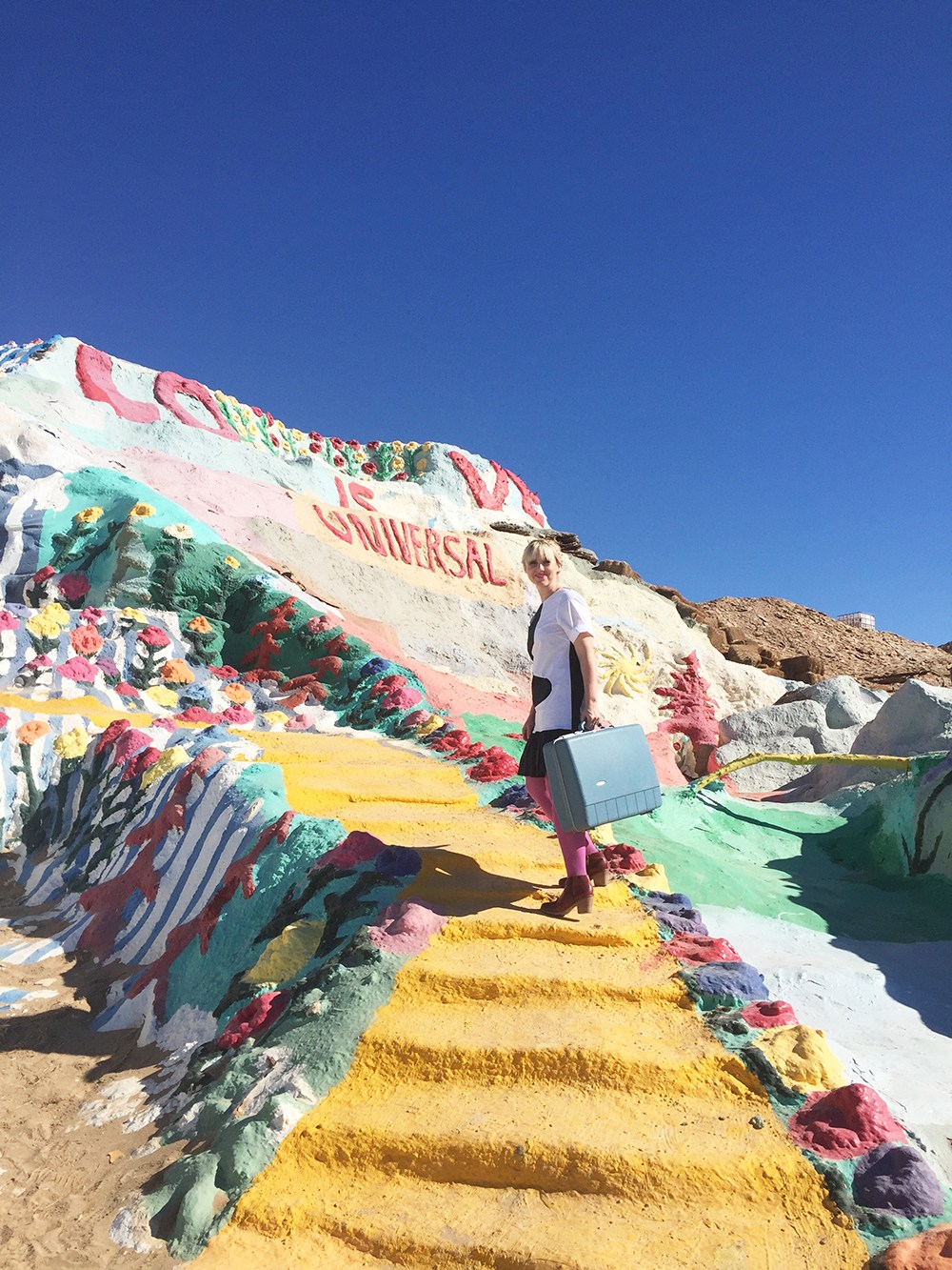 salvation-mountain-the-house-that-lars-built-9